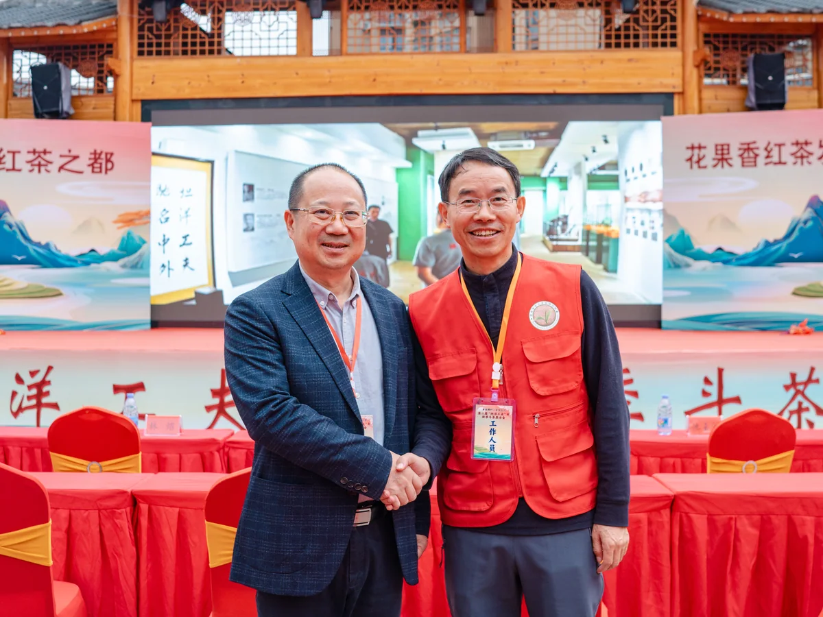 Xiao Chaohu at a tea industry event in China